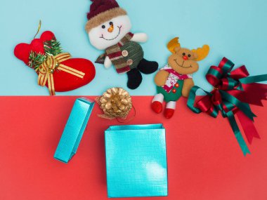 Noel dekorasyon arka plan kopya alanı için metin sevdalanma görünümü kompozisyon ile görünümünün üst bcolour arka plan üzerinde.