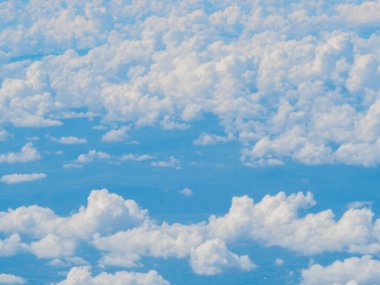 Beyaz bulutlu mavi gökyüzü.