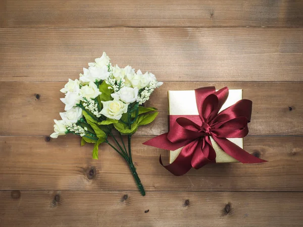 Noel süsleri, giftbox ahşap arka plan. Tasarımcı metin için boş yer.