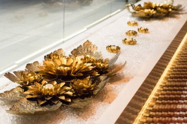 Lotus çiçeği metal altın paint.sculpture altın lotu ile oyma