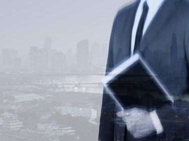 Başarı iş adam şehir background.time için çift pozlama