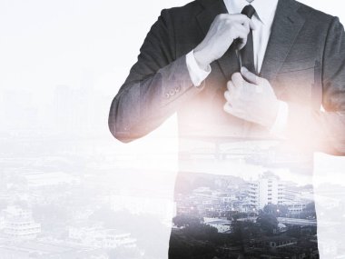 Başarı iş adam şehir background.time için çift pozlama