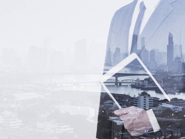 Başarı iş adam şehir background.time için çift pozlama