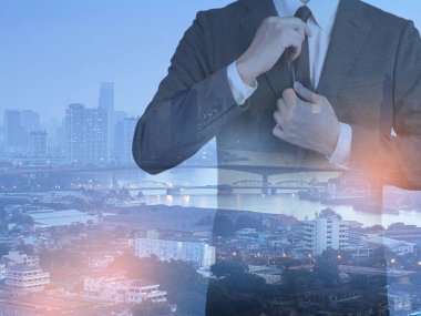 Başarı iş adam şehir background.time için çift pozlama