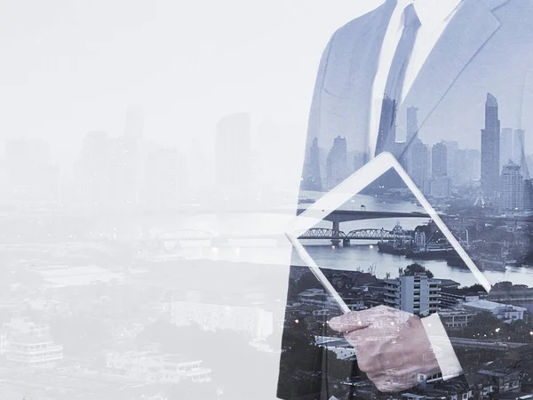 Başarı iş adam şehir background.time için çift pozlama