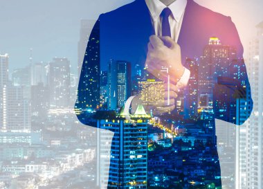 Başarı iş adam şehir background.time için çift pozlama