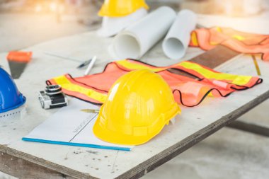 mühendisleri inşaat sitesini ziyaret edin. Plan c ile incelenmesi