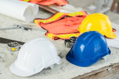 mühendisleri inşaat sitesini ziyaret edin. Plan c ile incelenmesi