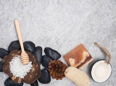 Beyaz ahşap backgrou ile masaj aromaterapi ürün Spa ayarla