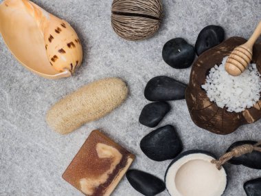 Beyaz ahşap backgrou ile masaj aromaterapi ürün Spa ayarla