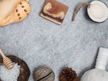 Beyaz ahşap backgrou ile masaj aromaterapi ürün Spa ayarla