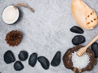 Beyaz ahşap backgrou ile masaj aromaterapi ürün Spa ayarla