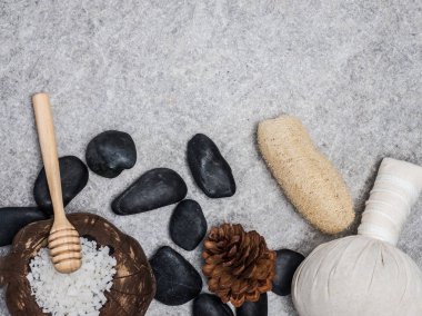 Beyaz ahşap backgrou ile masaj aromaterapi ürün Spa ayarla