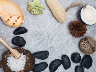 Beyaz ahşap backgrou ile masaj aromaterapi ürün Spa ayarla