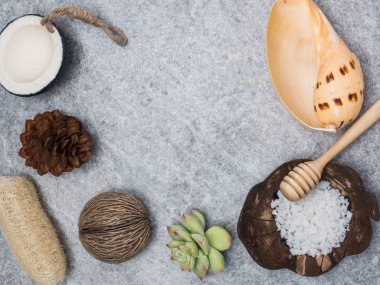 Beyaz ahşap backgrou ile masaj aromaterapi ürün Spa ayarla