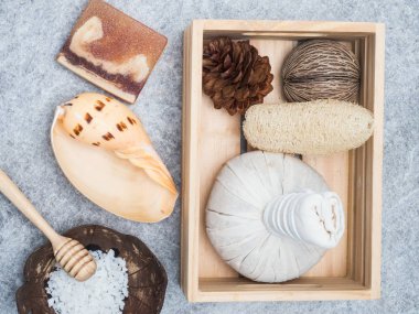 Beyaz ahşap backgrou ile masaj aromaterapi ürün Spa ayarla