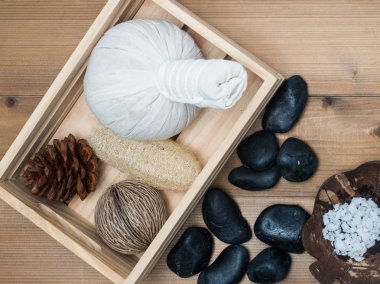 Beyaz ahşap backgrou ile masaj aromaterapi ürün Spa ayarla
