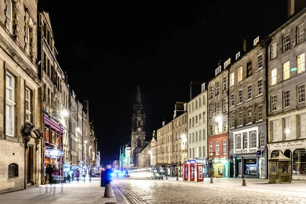 EDINBURGH, 24 de março de 2018 - Vista noturna da cidade de Edimburgo, Escócia — Fotografia de Stock