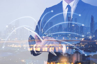 İşadamlarından tablet ile gece şehri kullanma çift pozlama ve 