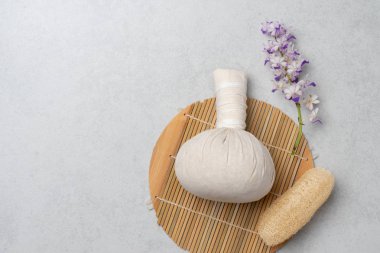 Aromaterapi ürün Spa Masaj beton arka plan ile ayarla