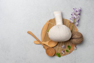 Aromaterapi ürün Spa Masaj beton arka plan ile ayarla