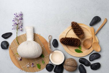 Aromaterapi ürün Spa Masaj beton arka plan ile ayarla