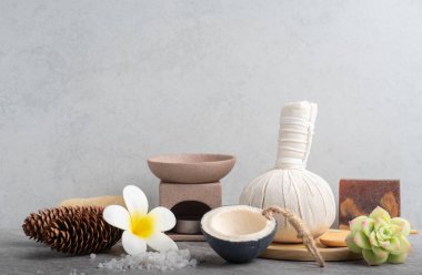 Aromaterapi ürün Spa Masaj beton arka plan ile ayarla