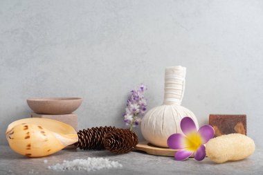 Aromaterapi ürün Spa Masaj beton arka plan ile ayarla