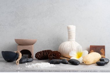 Aromaterapi ürün Spa Masaj beton arka plan ile ayarla