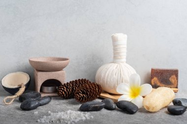 Aromaterapi ürün Spa Masaj beton arka plan ile ayarla
