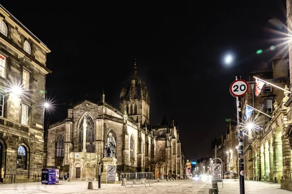 EDINBURGH, 24 de março de 2018 - Vista noturna da cidade de Edimburgo, Escócia — Fotografia de Stock