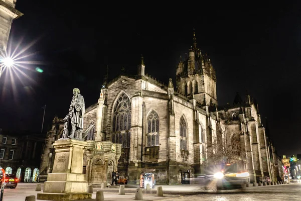 EDINBURGH, 24 de março de 2018 - Vista noturna da cidade de Edimburgo, Escócia — Fotografia de Stock