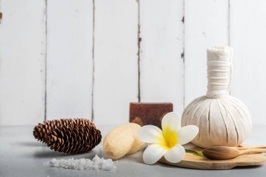 Aromaterapi ürün Spa Masaj beton arka plan ile ayarlayın. Üstten Görünüm, düz yatıyordu kompozisyon.