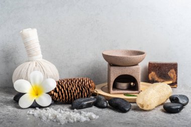 Aromaterapi ürün Spa Masaj beton arka plan ile ayarlayın. Üstten Görünüm, düz yatıyordu kompozisyon.