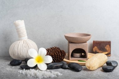 Aromaterapi ürün Spa Masaj beton arka plan ile ayarlayın. Üstten Görünüm, düz yatıyordu kompozisyon.