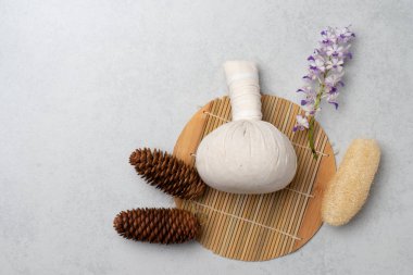 Aromaterapi ürün Spa Masaj beton arka plan ile ayarlayın. Üstten Görünüm, düz yatıyordu kompozisyon.