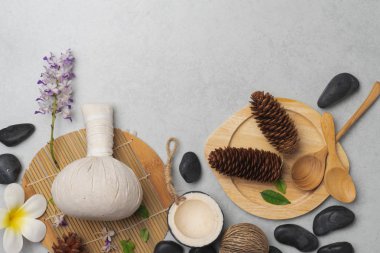 Aromaterapi ürün Spa Masaj beton arka plan ile ayarla