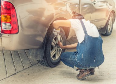 Araba tamircisi hizmet lastik değiştirme.