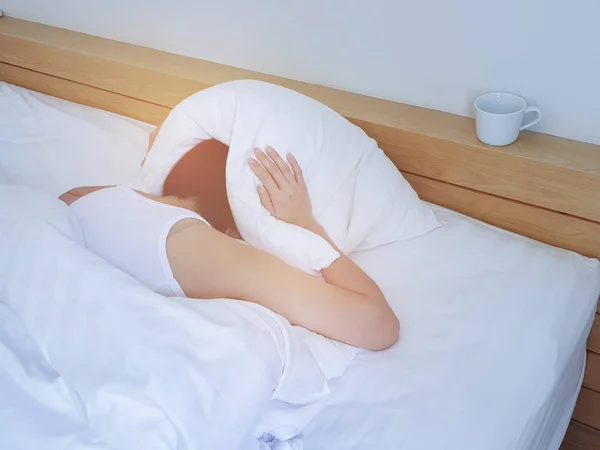 Mulher dormindo cobrir rosto com cobertor flat lay. Close-up de você — Fotografia de Stock