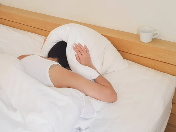 Wanita yang tertidur menutupi wajah dengan selimut datar. Close-up of you — Stok Foto