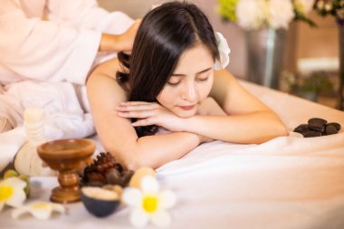 Spa salonunda Asya Güzel, genç ve sağlıklı bir kadın. Masaj t
