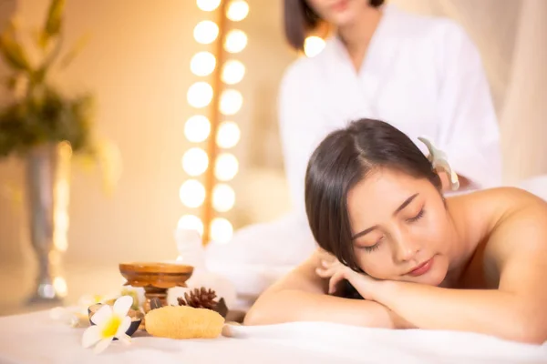 Asian Beautiful, młoda i zdrowa kobieta w salonie spa. Masaż t — Zdjęcie stockowe