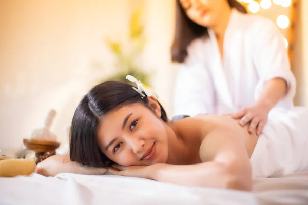 Asiática Mulher bonita, jovem e saudável no salão de spa. Massagem t — Fotografia de Stock
