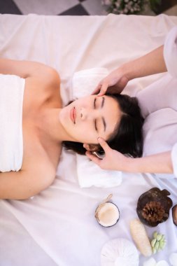 Spa salonunda Asya Güzel, genç ve sağlıklı bir kadın. Masaj t