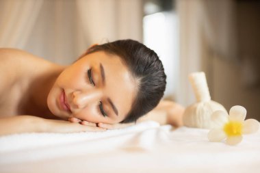 Spa salonunda Asya Güzel, genç ve sağlıklı bir kadın. Masaj t