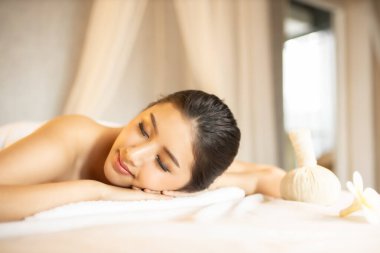 Spa salonunda Asya Güzel, genç ve sağlıklı bir kadın. Masaj t