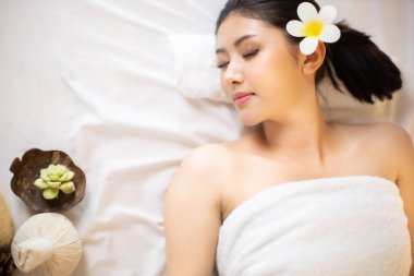 Spa salonunda Asya Güzel, genç ve sağlıklı bir kadın. Masaj t