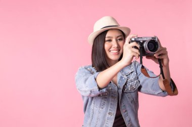 Yaz lık kıyafetler giyen turist kadın. Asya Gülen kadın . Geçirmek