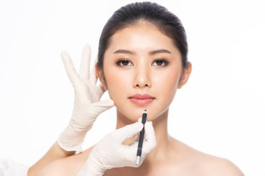 Yüzünde çizgiler, yakın çekim, plastik cerrahi kavramı, doktor eli 