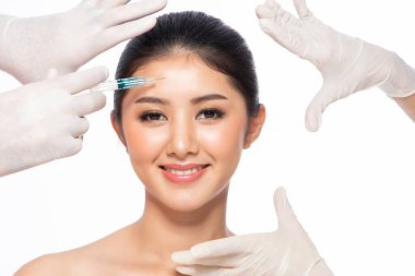 Yüzünde çizgiler, yakın çekim, plastik cerrahi kavramı, doktor eli 